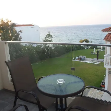 Loukas On The Waves 公寓